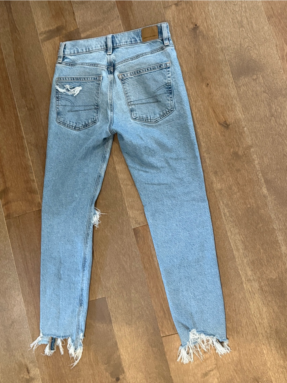 American Eagle Womens 2 Short Light Wash Distressed Ripped Mom Jeans Raw Hem - Picture 4 of 4